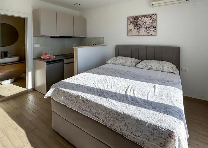 Gorgeous In With View *